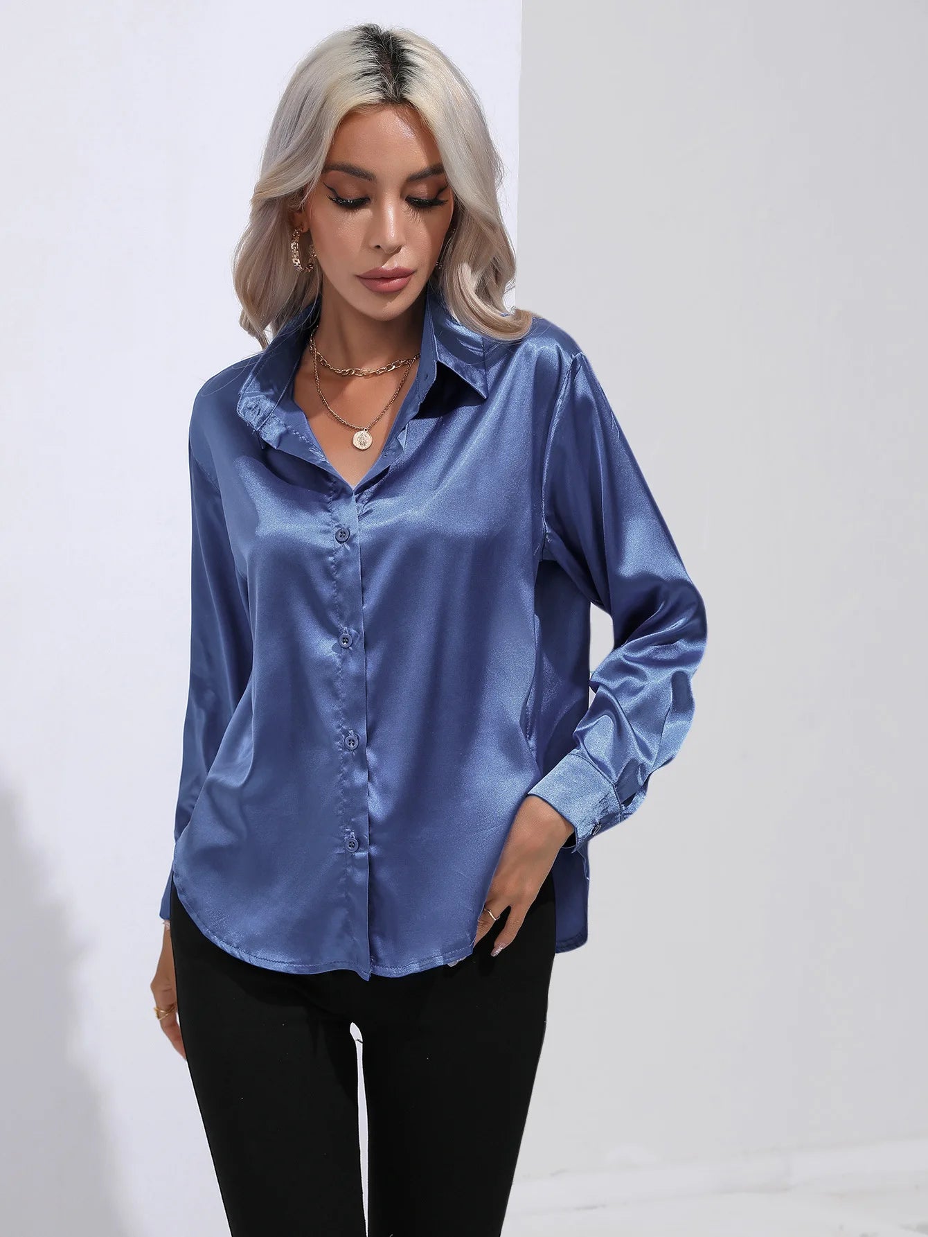 Sienna | Satinblus med Knappdetaljer