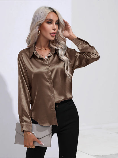 Sienna | Satinblus med Knappdetaljer